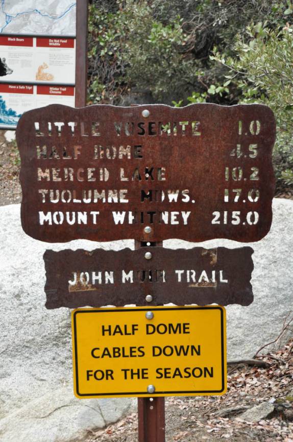 Algumas distâncias (em milhas!) de trilhas no Yosemite National Park, na Califórnia, nos Estados Unidos. A trilha para o Mt Whitney está a mais de 340 quilômetros!